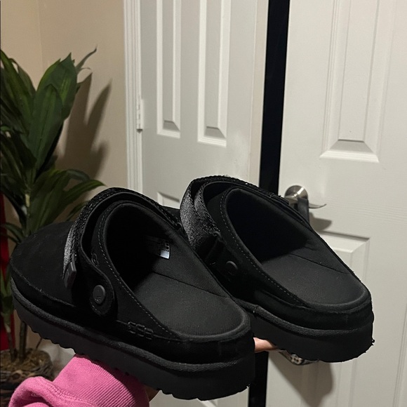 UGG Shoes - Stylish Black Slippins (Uggs)